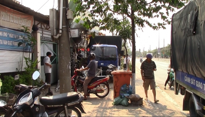 Xe đi&ecirc;n t&ocirc;ng h&agrave;ng loạt xe m&aacute;y, nhiều người may mắn tho&aacute;t chết