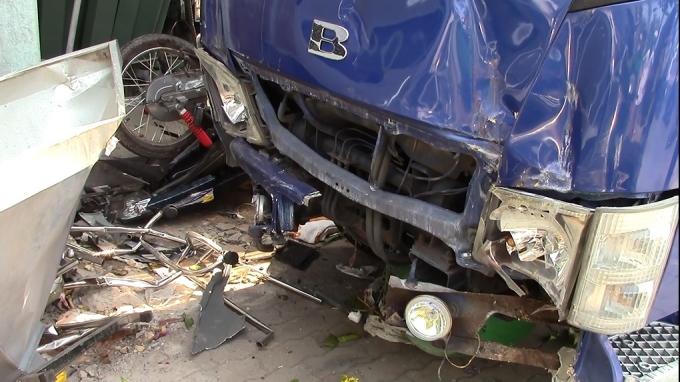 Xe đi&ecirc;n t&ocirc;ng h&agrave;ng loạt xe m&aacute;y, nhiều người may mắn tho&aacute;t chết