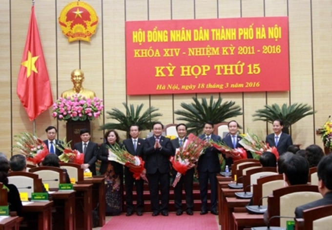 B&iacute; thư Th&agrave;nh uỷ H&agrave; Nội Ho&agrave;ng Trung Hải tặng hoa c&aacute;c nh&acirc;n sự mới được bầu tại Kỳ họp thứ 15 HĐND TP. H&agrave; Nội kho&aacute; XIV nhiệm kỳ 2011-2016.