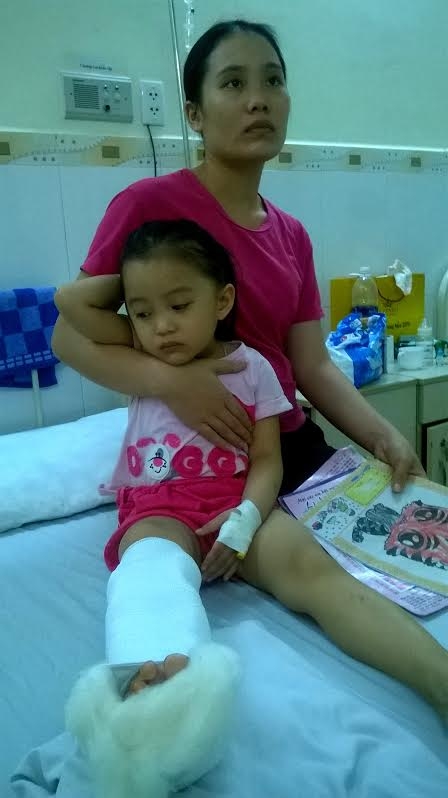 Ch&aacute;u Ngọc Anh bị c&ocirc;n đồ ch&eacute;m đứt g&acirc;n b&agrave;n ch&acirc;n.