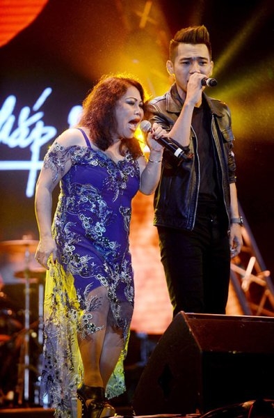 Chiếc v&aacute;y di&ecirc;m d&uacute;a n&agrave;y khiến th&acirc;n h&igrave;nh Siu Black chỉ c&ograve;n 1 mẩu. Ảnh: internet.