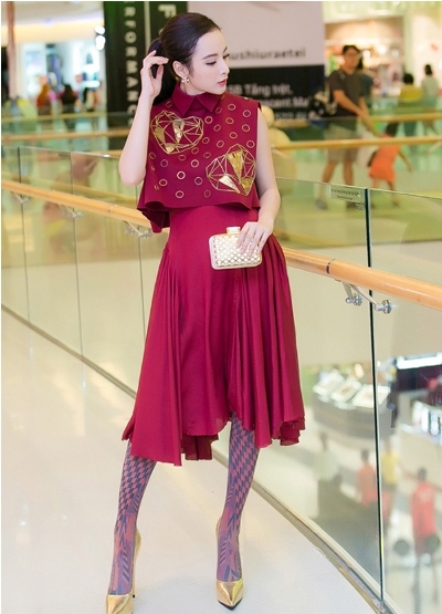 Nếu kh&ocirc;ng c&oacute; chiếc tất họa tiết Nhật Bản n&agrave;y, th&igrave; bộ trang phục của Phương Trinh c&oacute; lẽ đ&atilde; ho&agrave;n hảo. Ảnh: internet.