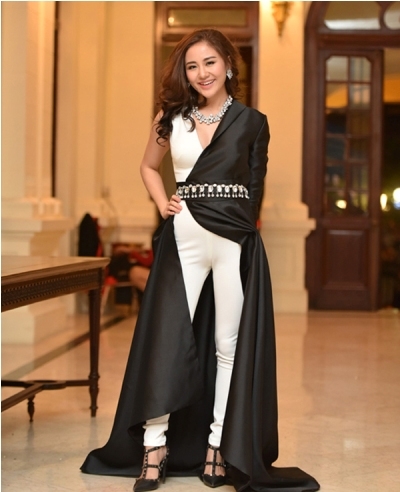 Kh&ocirc;ng ai hiểu c&ocirc;ng dụng của chiếc &aacute;o cho&agrave;ng lệch phải m&agrave; Văn Mai Hương diện để l&agrave;m g&igrave;, khi tr&ocirc;ng n&oacute; thật l&ocirc;i th&ocirc;i. Ảnh: internet.