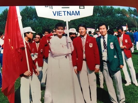 &Ocirc;ng L&ecirc; Ngọc Minh (thứ 2 b&ecirc;n phải) tại Olympic 1988 tại H&agrave;n Quốc.