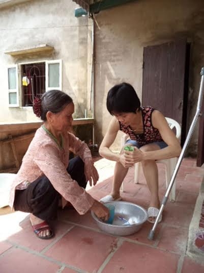 Chị Huệ lu&ocirc;n nhận được sự chăm s&oacute;c của người mẹ .