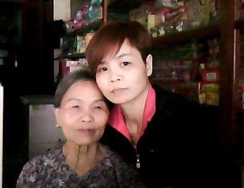 Cựu vận động vi&ecirc;n L&ecirc; Thị Huệ - từng l&agrave; niềm hi vọng v&agrave;ng của thể thao Việt Nam b&ecirc;n người mẹ đ&aacute;ng k&iacute;nh của chị.