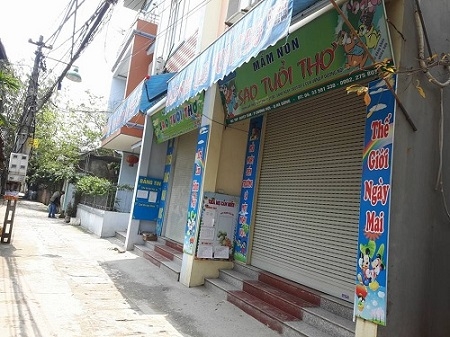 Theo Trưởng ph&ograve;ng GD quận, sau sự việc, cơ sở mầm non Sao Tuổi Thơ đ&atilde; bị đ&igrave;nh chỉ hoạt động v&agrave; cơ quan c&ocirc;ng an đang điều tra l&agrave;m r&otilde;.