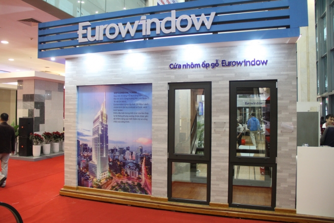 Cửa nh&ocirc;m ốp gỗ Eurowindow với khả năng chịu lực cao, c&aacute;ch &acirc;m c&aacute;ch nhiệt tốt.