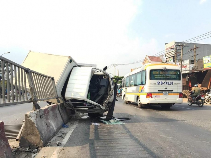 Xe tải vắt vẻo tr&ecirc;n dải ph&acirc;n c&aacute;ch.