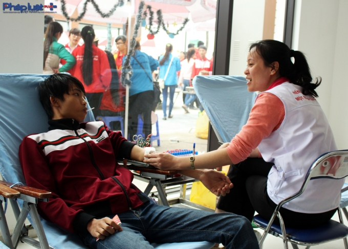 Ngo&agrave;i vui chơi với c&aacute;c hoạt động văn nghệ, hội trại, nhiều bạn trẻ c&ograve;n tham gia hiến m&aacute;u cứu người.&nbsp;(Ảnh: Đức Bi&ecirc;n)