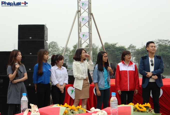 Nhiều nghệ sĩ, nh&agrave; văn tham gia trọn vẹn cả 2 ng&agrave;y hội.&nbsp;(Ảnh: Đức Bi&ecirc;n)