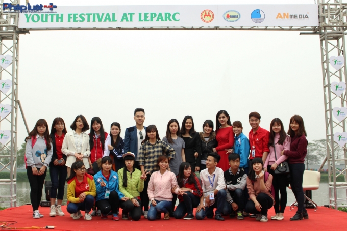 Chụp h&igrave;nh lưu niệm c&ugrave;ng c&aacute;c nghệ sĩ, nh&agrave; văn sau chương tr&igrave;nh. (Ảnh Đức Bi&ecirc;n)