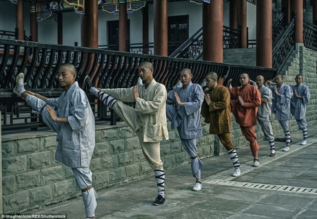 Cảnh luyện v&otilde; gian tru&acirc;n trong ch&ugrave;a Thiếu L&acirc;m ở Trung Quốc