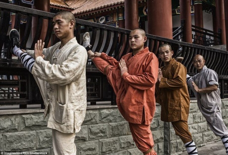 Cảnh luyện v&otilde; gian tru&acirc;n trong ch&ugrave;a Thiếu L&acirc;m ở Trung Quốc