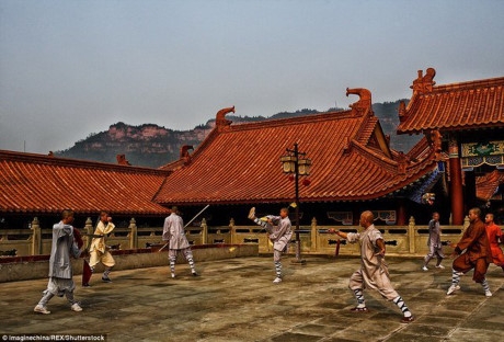 Cảnh luyện v&otilde; gian tru&acirc;n trong ch&ugrave;a Thiếu L&acirc;m ở Trung Quốc