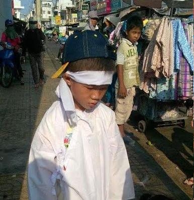 Hai con nhỏ của chị Khu&ecirc; phải ra chợ Phan Thiết (B&igrave;nh Thuận) xin tiền mai t&aacute;ng cho mẹ.