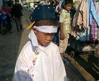 2 con thơ ra chợ xin tiền mai táng cho mẹ: Tất cả chỉ là "vở kịch" do hai phụ nữ "đạo diễn"