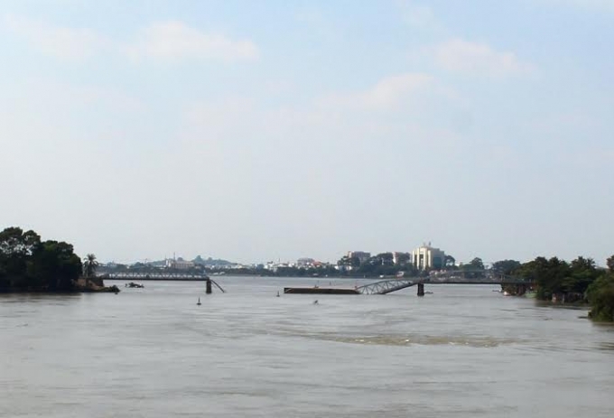 Cầu Ghềnh bị s&agrave; lan đ&acirc;m sập hai nhịp cầu ng&agrave;y 20/3.