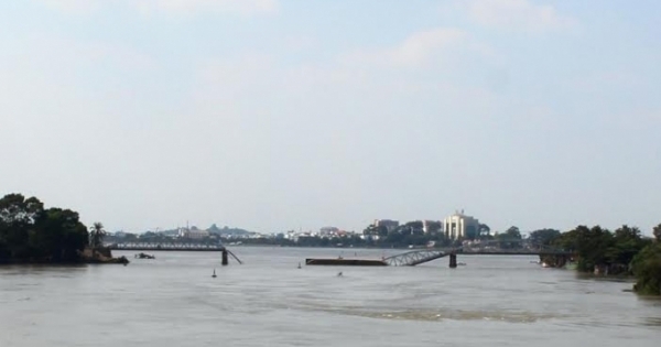 Khen thưởng đột xuất người báo tin cầu Ghềnh bị tông sập