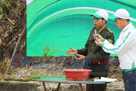 Dự &aacute;n trồng rừng &ldquo;V&igrave; một Việt Nam xanh&rdquo; nhằm bảo vệ hệ sinh th&aacute;i rừng đai thấp v&agrave; n&acirc;ng cao &yacute; thức bảo vệ m&ocirc;i trường cho học sinh, sinh vi&ecirc;n.