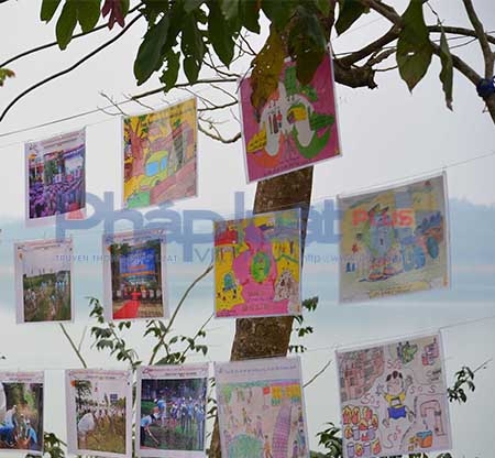 B&ecirc;n cạnh đ&oacute; l&agrave; triển l&atilde;m ảnh về c&aacute;c hoạt động bảo vệ m&ocirc;i trường v&agrave; lưu dấu v&acirc;n tay cam kết bảo vệ m&ocirc;i trường