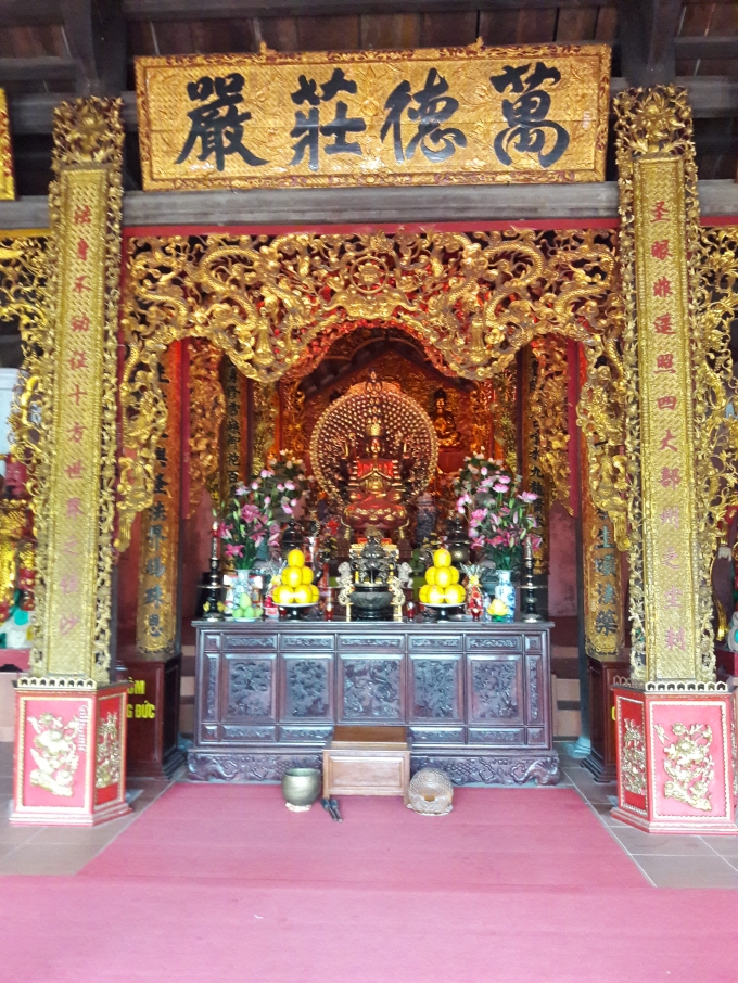 Ban Tam Bảo tại ch&ugrave;a Hồng Ph&uacute;c.