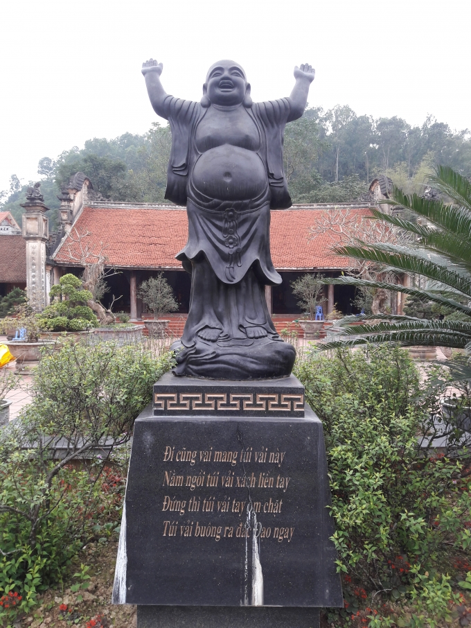 Ch&ugrave;a Hồng Ph&uacute;c cổ k&iacute;nh tọa lạc tr&ecirc;n sườn n&uacute;i Thi&ecirc;n V&acirc;n, tại Phường Bắc Sơn, Quận Kiến An.