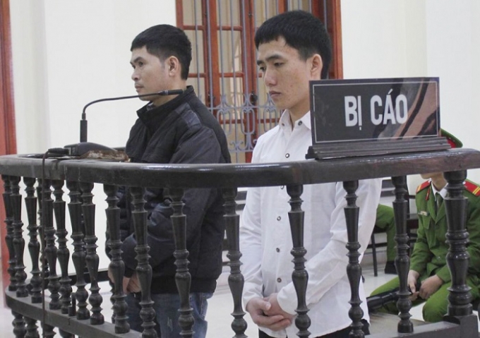 Hai bị c&aacute;o trước v&agrave;nh m&oacute;ng ngựa.