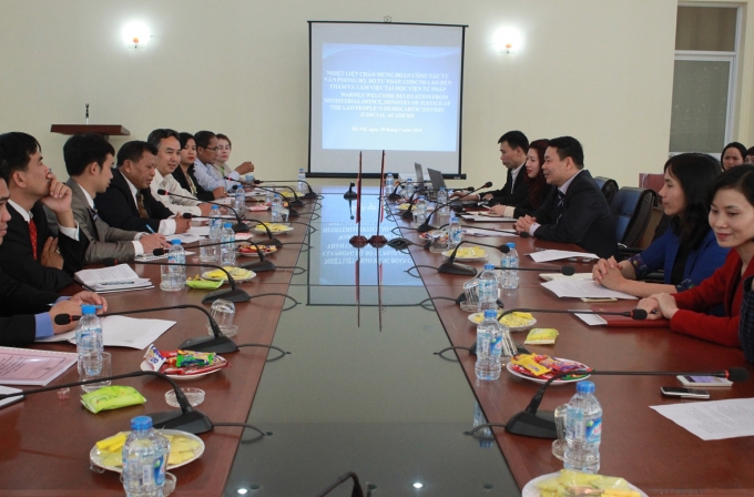 Đo&agrave;n l&agrave;m việc với Học viện Tư ph&aacute;p.