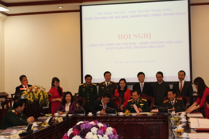 C&aacute;c đơn vị k&yacute; giao ước thi đua năm 2016.