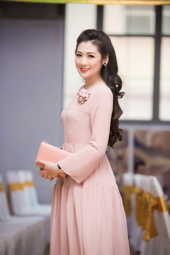 Trong bộ đầm được Huy Trần thiết kế &nbsp;ri&ecirc;ng, &Aacute; hậu T&uacute; Anh c&ograve;n s&agrave;nh điệu khi kết hợp chiếc sắc xinh xắn hiệu Salvatore&nbsp;Ferragamo đồng m&agrave;u v&aacute;y trị gi&aacute; gần 20&nbsp;triệu đồng.