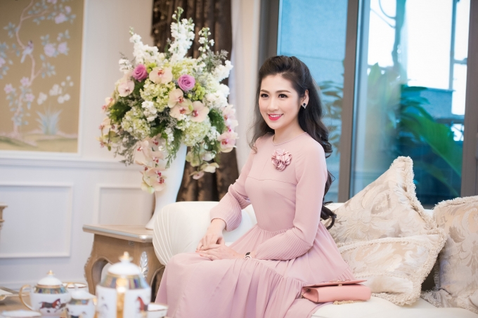 Vẻ trong s&aacute;ng v&agrave; nụ cười tươi thắm của &aacute; hậu T&uacute; Anh tạo cảm gi&aacute;c th&acirc;n thiện, dễ mến với người đối diện.