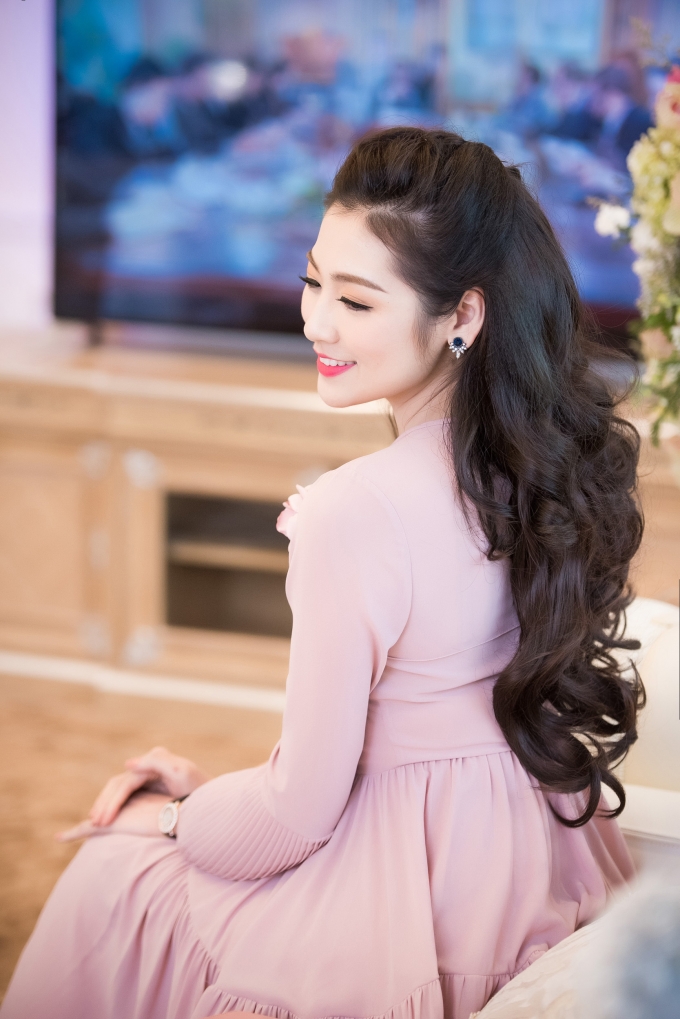 L&agrave;n da căng mịn, v&oacute;c d&aacute;ng săn chắc đầy sức sống của &aacute; hậu T&uacute; Anh.