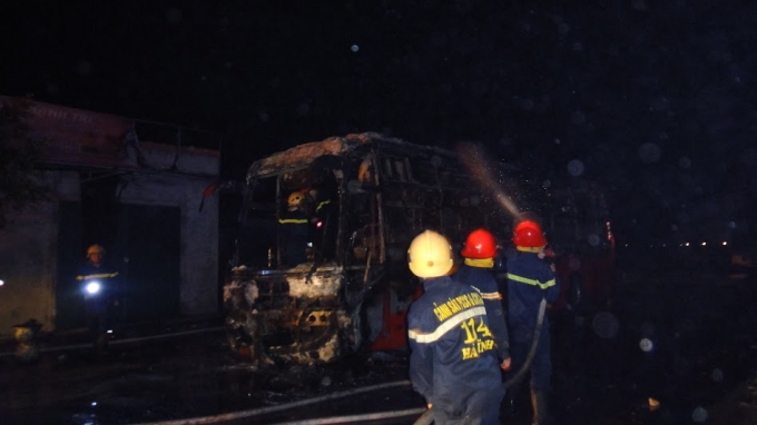 Đội cứu hộ v&agrave; Cảnh s&aacute;t PCCC đang tiến h&agrave;nh dập tắt ngọn lửa.