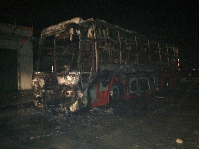 Chiếc xe chỉ c&ograve;n trơ lại bộ khung sau gần một giờ bốc ch&aacute;y .
