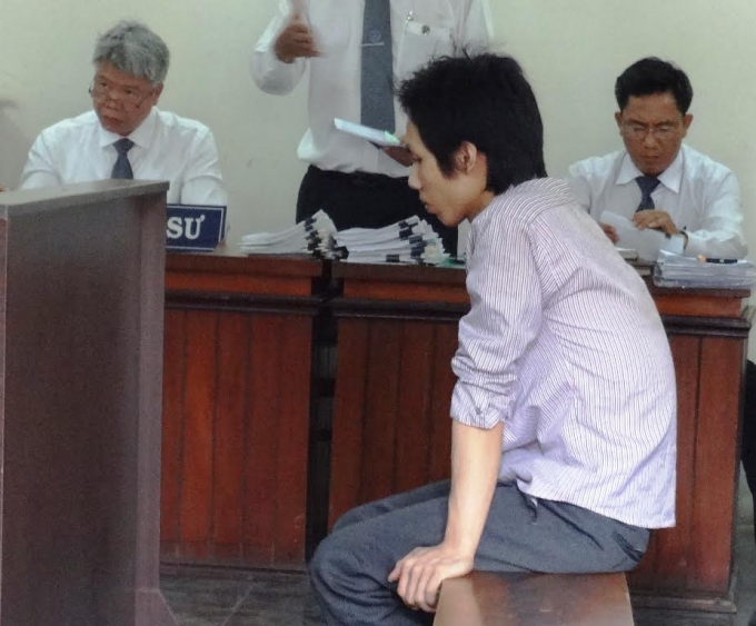 Bị c&aacute;o trước v&agrave;nh m&oacute;ng ngựa.