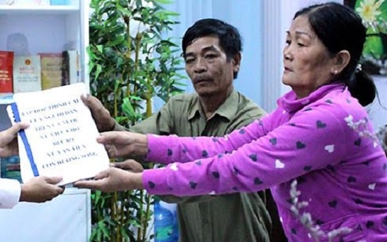 B&agrave; Thi v&agrave; cuốn số 10.000 chữ k&yacute;