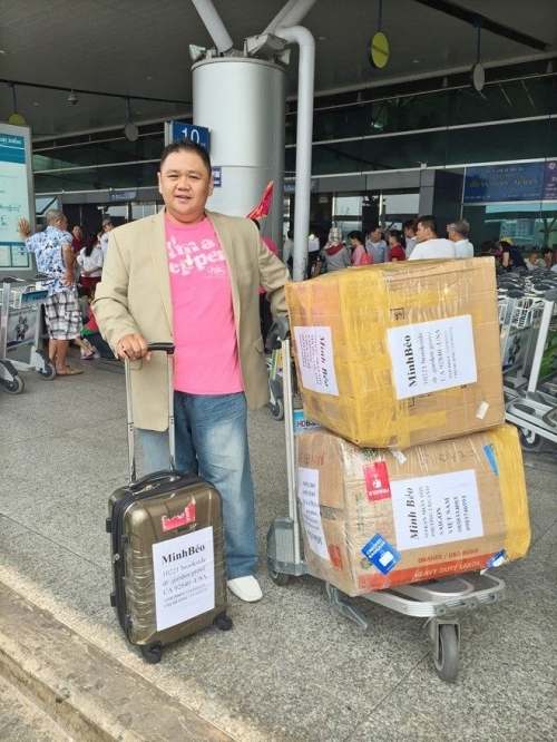 Minh B&eacute;o ở phi trường T&acirc;n Sơn Nhất trước khi bay qua Mỹ để lưu diễn do D&amp;amp;amp;D Entertainment mời v&agrave; bị bắt.