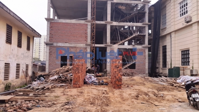 Chủ đầu tư c&ocirc;ng tr&igrave;nh kh&ocirc;ng xuất tr&igrave;nh được Giấy ph&eacute;p x&acirc;y dựng khi cơ quan chức năng tới kiểm tra.