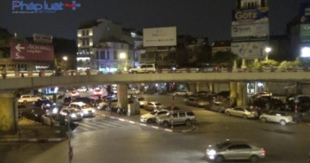 Hà Nội: "Kỳ lạ" xuất hiện bãi gửi xe ô tô tại gầm cầu Chương Dương