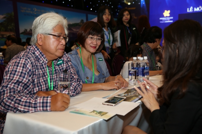 Nh&agrave; đầu tư quốc tế t&igrave;m hiểu th&ocirc;ng tin v&agrave; đặt mua biệt thự.