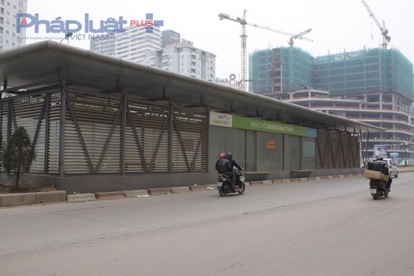 Một trong số những tuyến bu&yacute;t BRT bị bỏ hoang tr&ecirc;n tuyến đường&nbsp;Y&ecirc;n Nghĩa - Ba La - L&ecirc; Trọng Tấn - Tố Hữu - L&ecirc; Văn Lương - L&aacute;ng Hạ - Giảng V&otilde; - bến xe Kim M&atilde;.