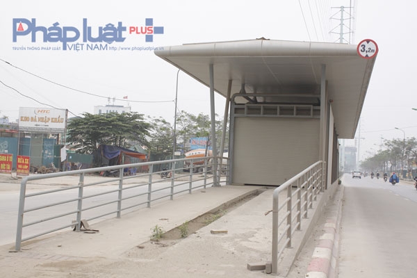 Điểm dừng xe bu&yacute;t BRT 1.000 tỷ đồng ở Thủ đ&ocirc; th&agrave;nh nơi ph&oacute;ng uế