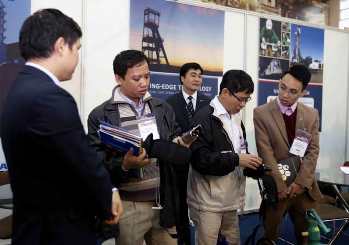 Tại triển l&atilde;m, nhiều đơn vị doanh nghiệp trao đổi kinh nghiệm với nhau (Ảnh Thanh Huyền).