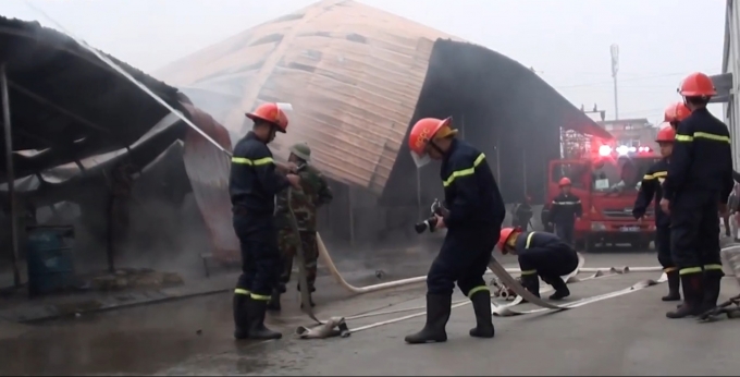 Lực lượng cứu hỏa đang khắc phục vụ hỏa hoản.