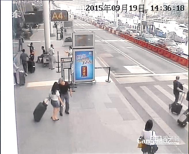 Ho&agrave;ng Th&aacute;nh T&agrave;i đ&oacute;n b&agrave; H&agrave; Linh tại s&acirc;n bay.