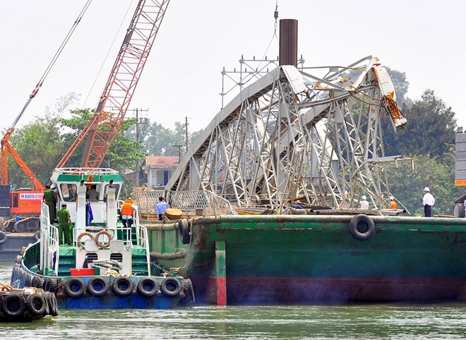 Tổng c&ocirc;ng ty x&acirc;y dựng giao th&ocirc;ng 1 vẫn đang tiến h&agrave;nh trục vớt 2 nhịp cầu Ghềnh bị sập ng&agrave;y 29/3. Ảnh: Ngọc An.