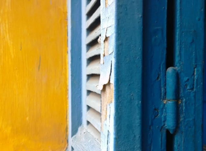 H&igrave;nh ảnh hư hỏng tại cửa ch&iacute;nh v&agrave; cửa sổ của t&ograve;a nh&agrave;.