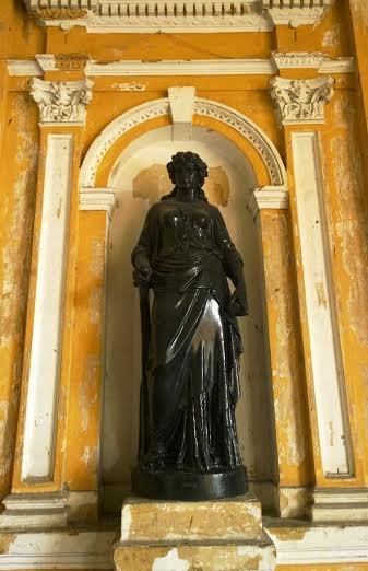 Một trong số nhiều bức tượng về c&aacute;c vị thần c&ocirc;ng l&yacute; đặt trong t&ograve;a nh&agrave;.