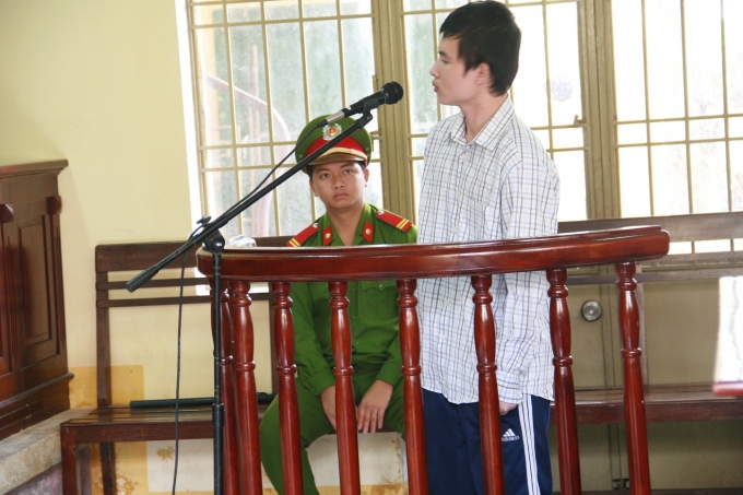 Bị c&aacute;o L&ecirc; Ph&uacute;c trước v&agrave;nh m&oacute;ng ngựa.